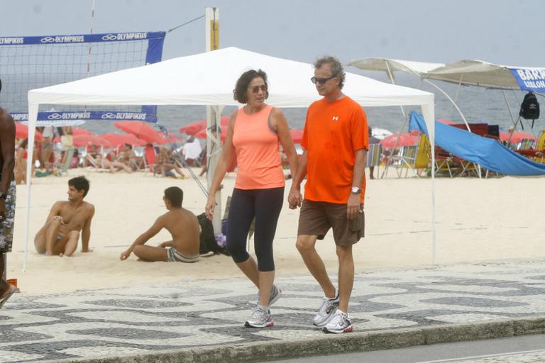 Lilia Cabral passeia com o marido, o economista Iwan Figueiredo, por Ipanema, no Rio de Janeiro