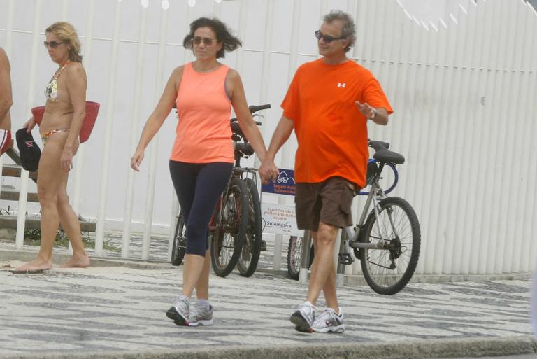 Lilia Cabral passeia com o marido, o economista Iwan Figueiredo, por Ipanema, no Rio de Janeiro