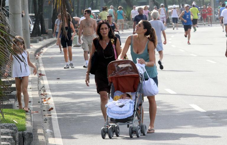 Cynthia Howlett passeia com filho recém-nascido pelo Rio de Janeiro