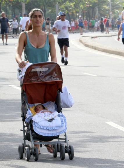 Cynthia Howlett passeia com filho recém-nascido pelo Rio de Janeiro