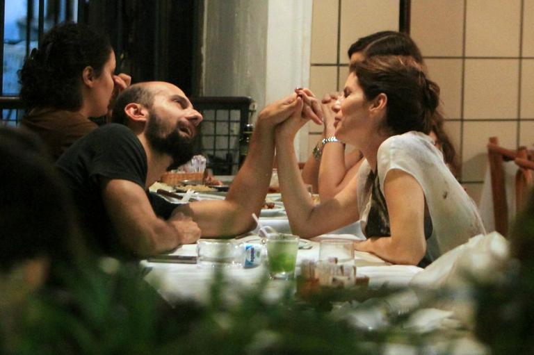 Débora Bloch janta em clima de romance em restaurante na Gávea, no Rio de Janeiro