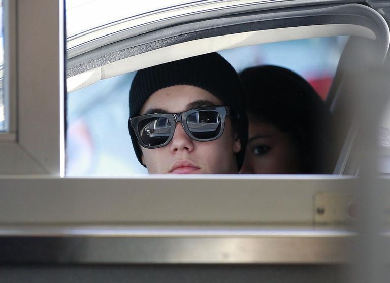 Justin Bieber passeia com Selena Gomez em seu carro cromado