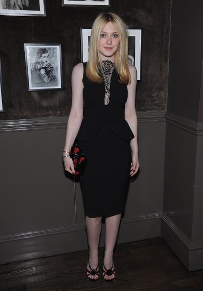 Atriz Dakota Fanning usa vestido de Elie Saab em jantar do estilista, em Nova Yorkgetty