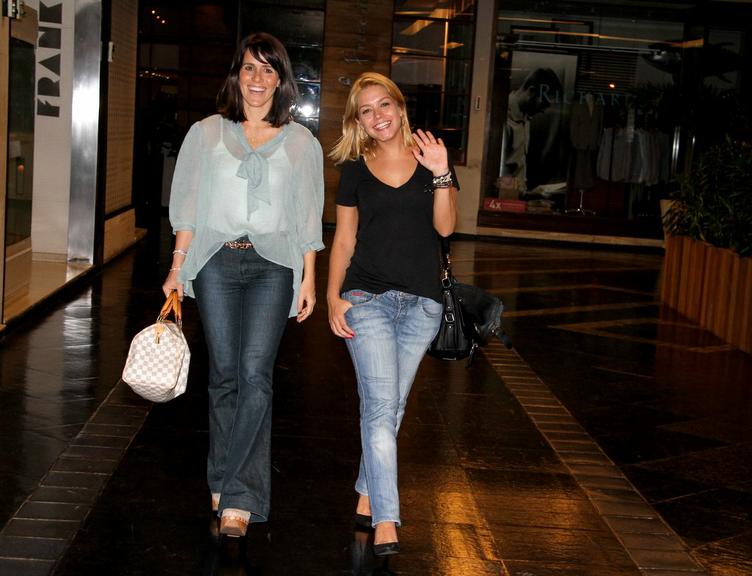 Fernanda Pontes e Thaís Fersoza passeiam pelo Rio de Janeiro