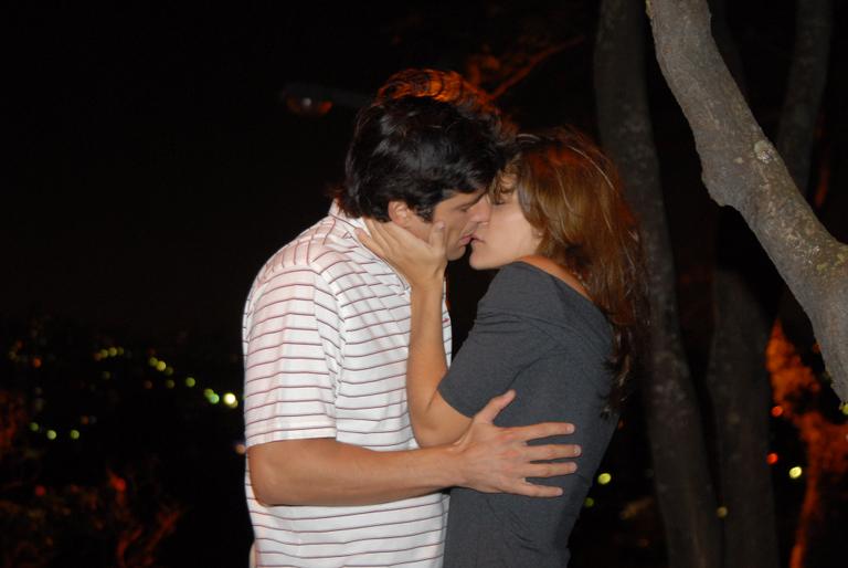 Beatriz (Priscila Fantin) beija Dante (Reynaldo Gianecchini), em Sete Pecados