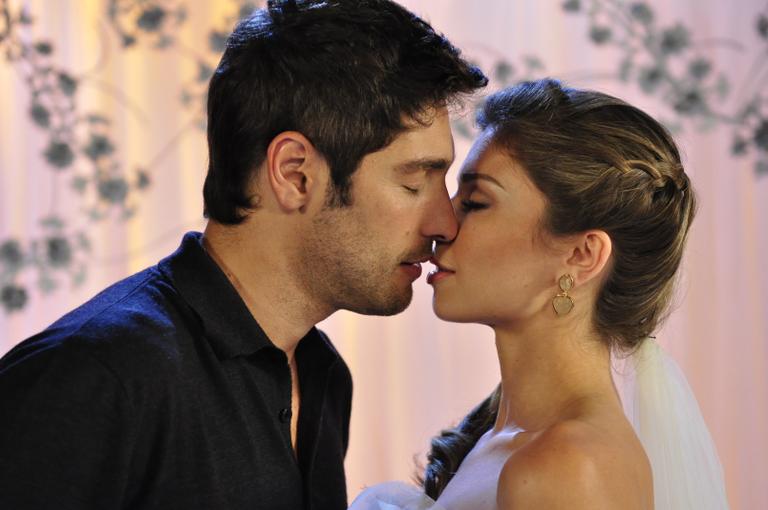 Lucena (Grazi Massafera) e Rubinho (Victor Pecoraro) se beijam, em Aquele Beijo