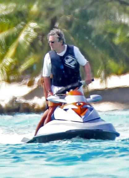Robert De Niro se diverte em Bora Bora, na Polinésia Francesa