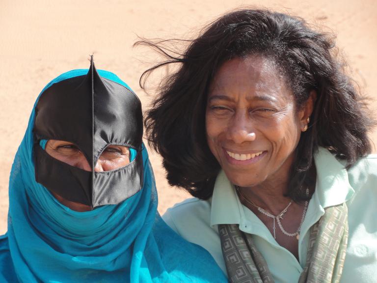 Glória Maria com uma beduína no deserto de Omã