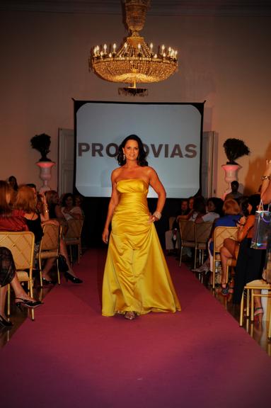 Luiza Brunet também desfilou pela Pronovias em evento beneficente