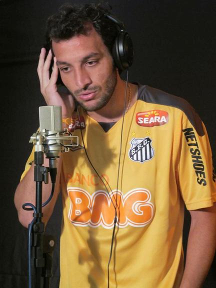 Jogadores do Santos cantam hino do time no 'Globo Esporte'