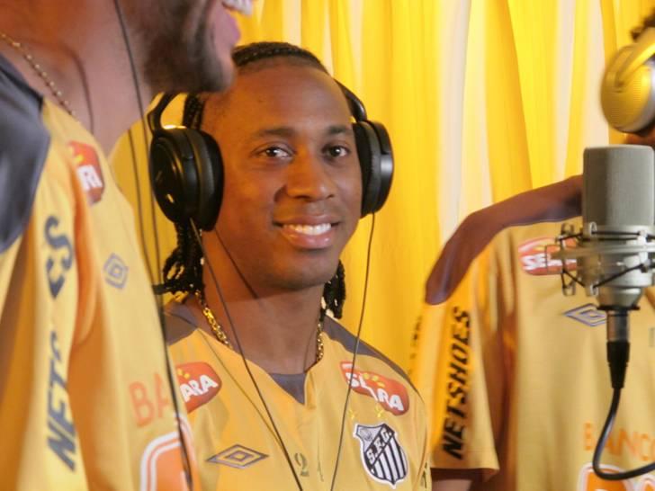 Jogadores do Santos cantam hino do time no 'Globo Esporte'