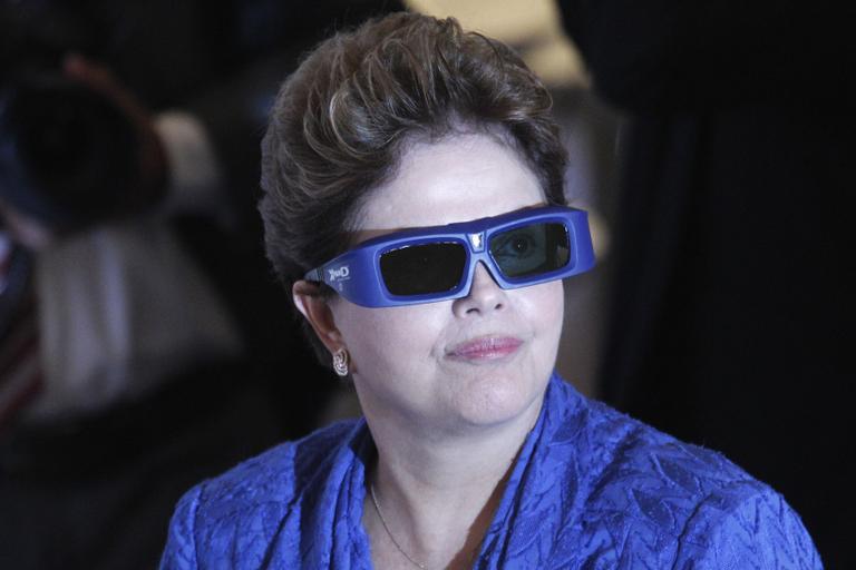 Foto de Dilma com óculos 3D vira brincadeira na internet
