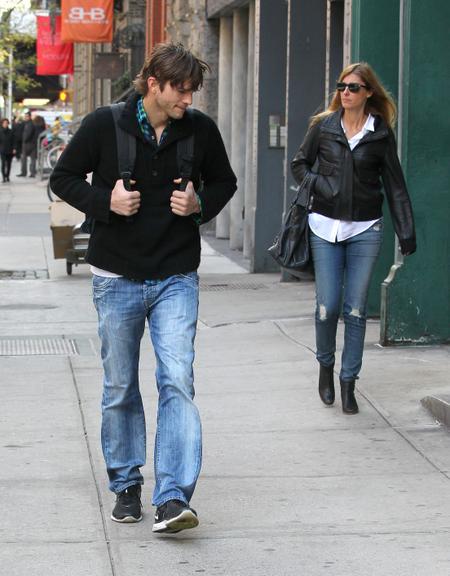 Ashton Kutcher passeia por Nova York, seguido por loira