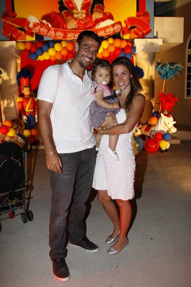Dani Monteiro com a filha Maria e o marido Felipe Uchôa