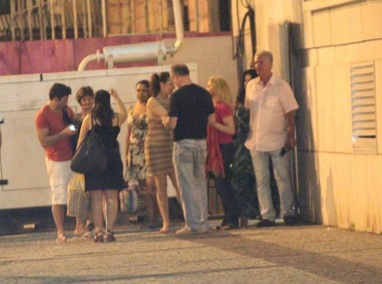 Claudia Raia e Jarbas Homem de Mello atendem os fãs na saída do teatro