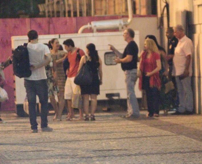 Claudia Raia e Jarbas Homem de Mello atendem os fãs na saída do teatro