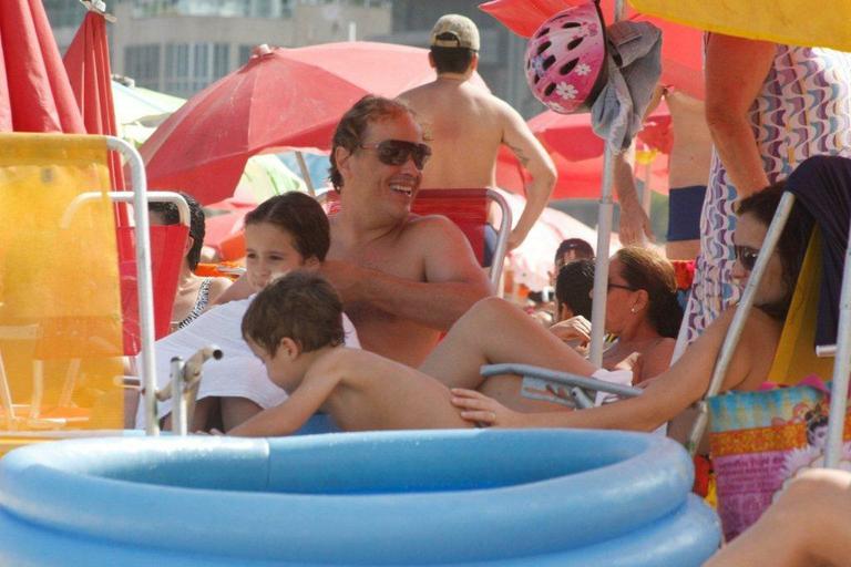 Guilherme Fontes se diverte com família na praia do Leblon