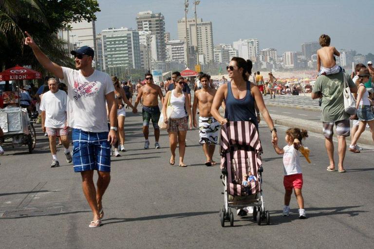 Nalbert passeia com a família pela orla da praia do Leblon