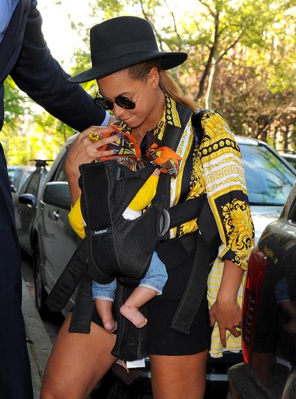  Beyoncé esconde Blue Ivy dos fotógrafos