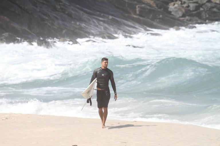 Cauã Reymond após surfar na Prainha, Rio de Janeiro