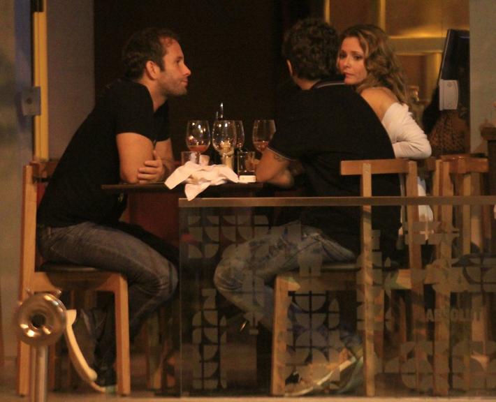 Rita Guedes jantou com o namorado e um amigo