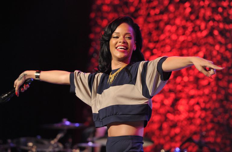Rihanna canta em evento beneficente