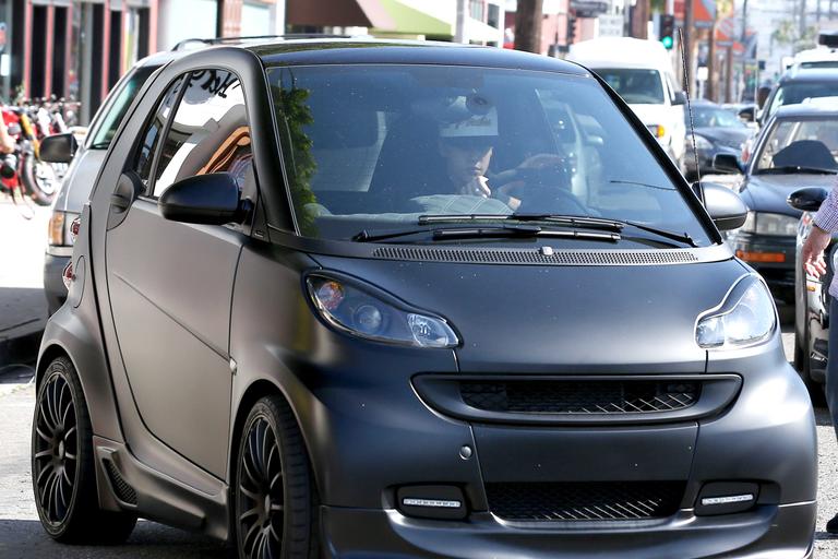 Justin Bieber passeia com seu ‘mini’ carro por Los Angeles, nos Estados Unidos