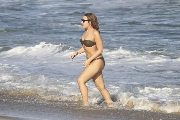 Demi Lovato curte praia no Rio de Janeiro
