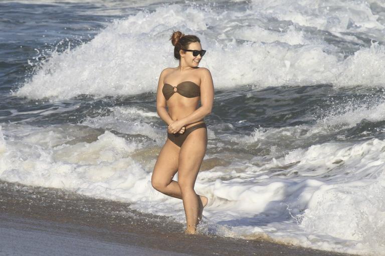 Demi Lovato curte praia no Rio de Janeiro