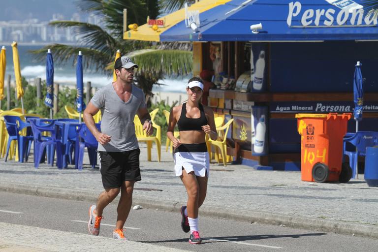 Rodrigão e Adriana fazem exercícios em praia no Rio de Janeiro