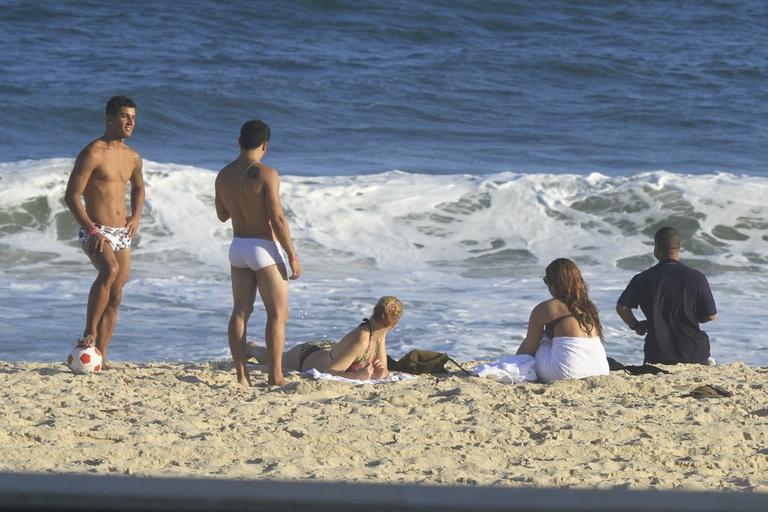 Demi Lovato paquera garotos brasileiros na praia