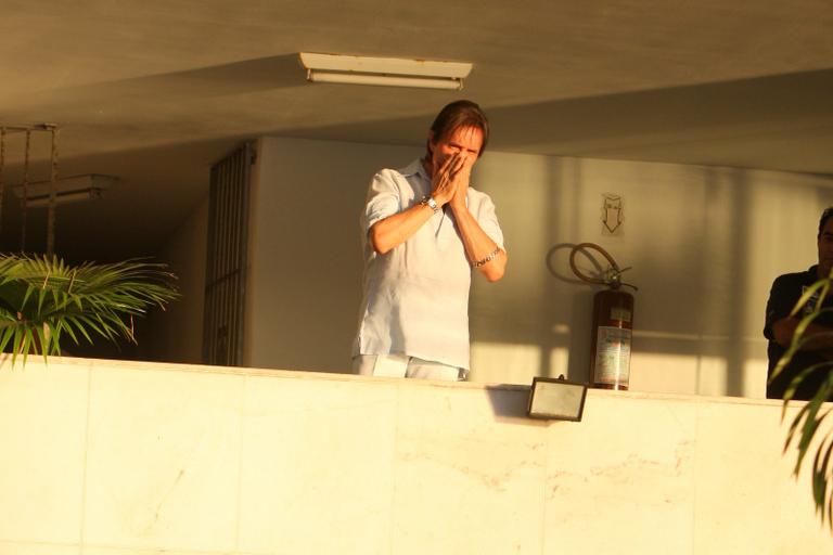Roberto Carlos na sacada de seu prédio no Rio de Janeiro