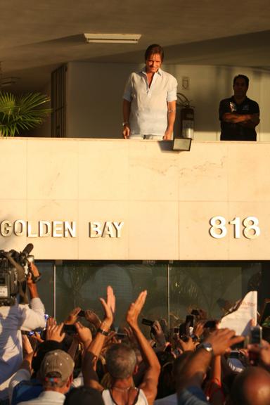 Roberto Carlos na sacada de seu prédio no Rio de Janeiro