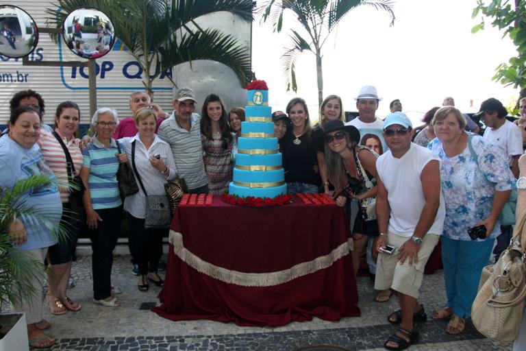Fãs levam bolo para festejar o aniversário de 71 anos de Roberto Carlos