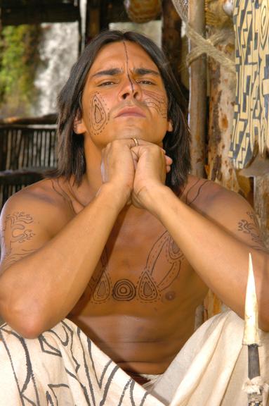 André Gonçalves interpretou o índio José Aristides, amigo de Serena, em 'Almas Gêmeas'. O ator já havia vivido o índio Apingorá, em 'A Muralha'