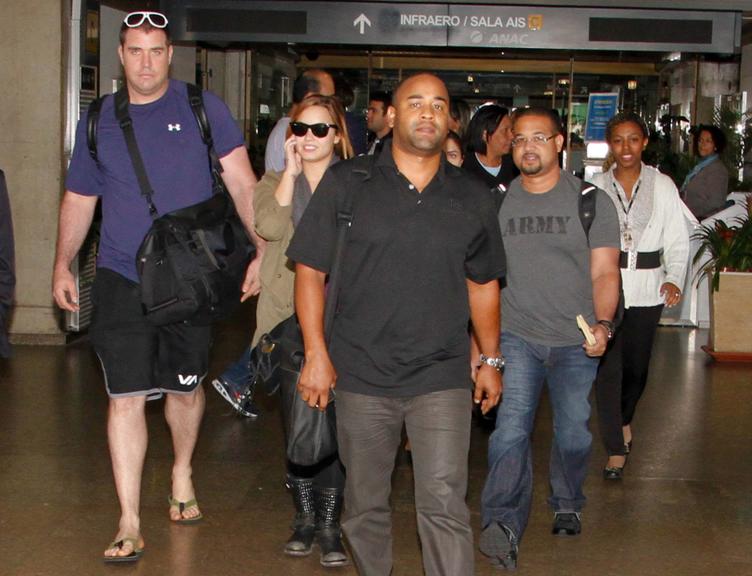 Demi Lovato desembarca em São Paulo com sua equipe e cercada por seguranças
