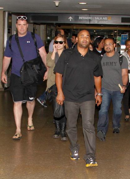 Demi Lovato desembarca em São Paulo com sua equipe e cercada por seguranças