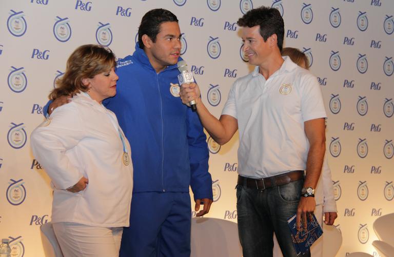 Felipe Franca, sua mãe e Rodrigo Faro