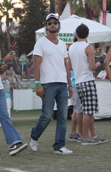 Rodrigo Santoro curte festival de Coachella na Califórnia