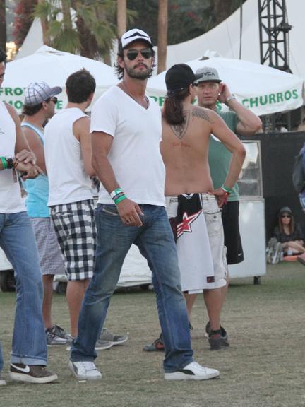 Rodrigo Santoro curte festival de Coachella na Califórnia