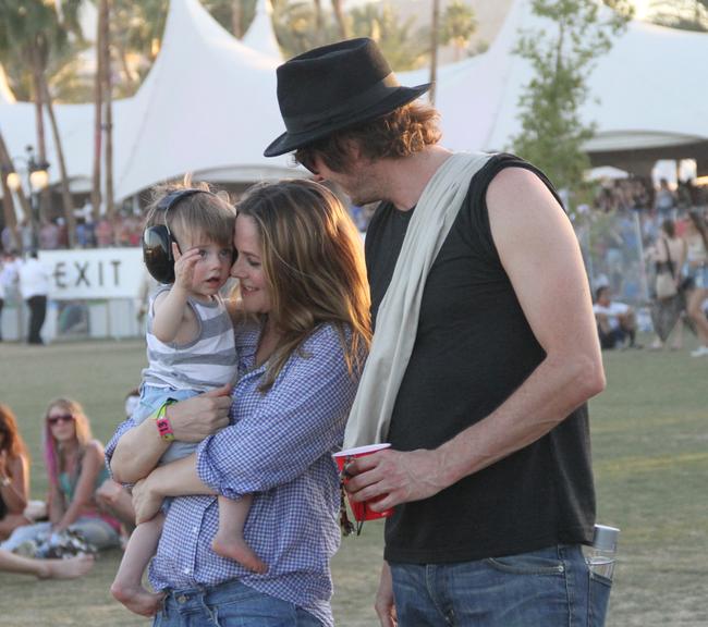 Alicia Silverstone com o filho Bear, de 11 meses, e o marido, Christopher Jarecki, no festival de música de Coachella