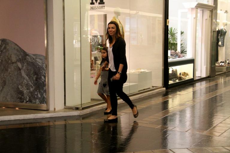 Ana Paula Araújo passeia com a filha Melissa