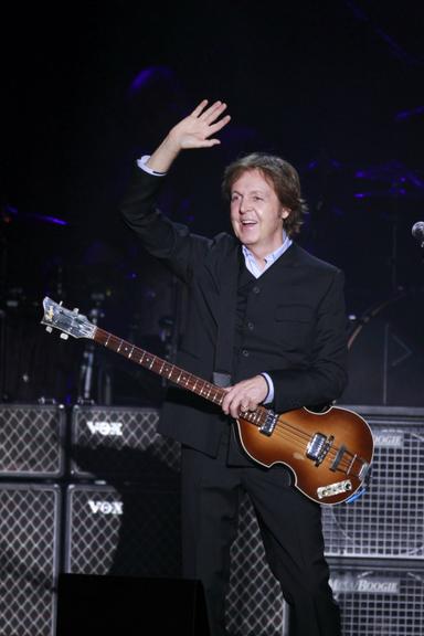 Paul McCartney ganha versão do boneco de Olinda