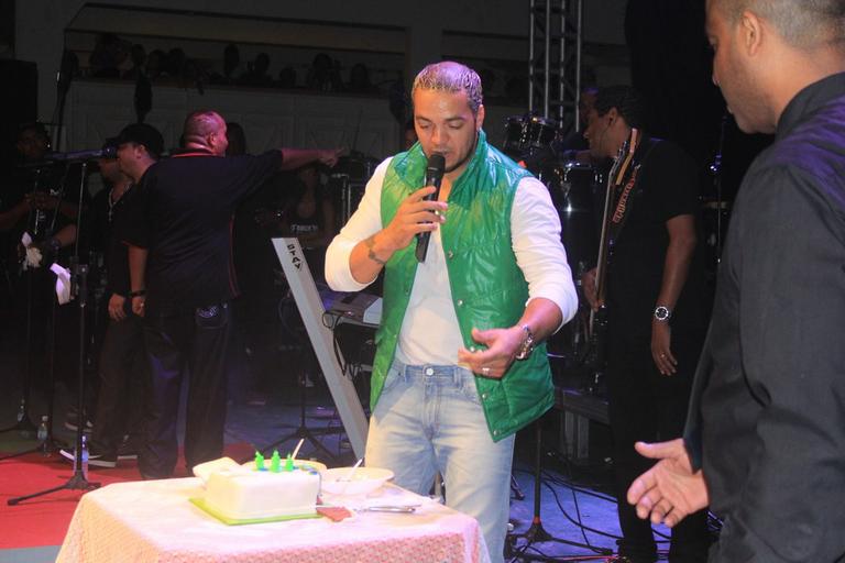 Belo ganha bolo de aniversário durante show no Rio