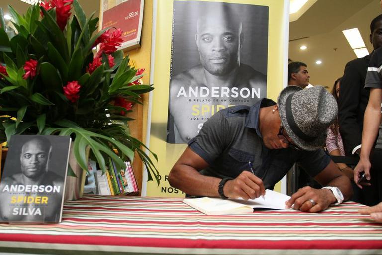 Anderson Silva lança livro no Rio