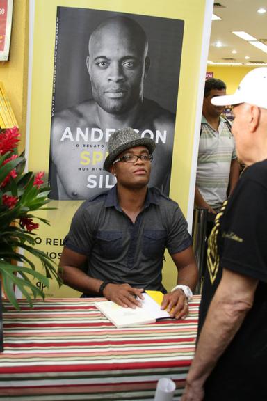 Anderson Silva lança livro no Rio