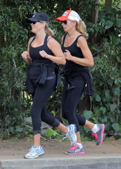 Reese Witherspoon pratica exercícios em Los Angeles, mesmo grávida