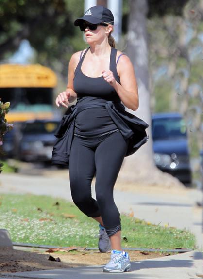 Reese Witherspoon pratica exercícios em Los Angeles, mesmo grávida