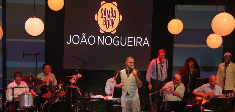 Diogo Nogueira canta em homenagem ao seu pai João Nogueira