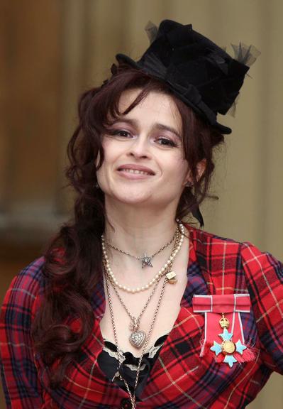 Helena Bonham Carter é fã de chapéus e sempre utiliza o acessório para compor diferentes looks